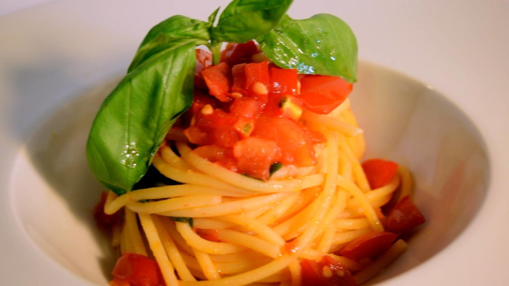 Spaghetti al pomodoro fresco: ecco la ricetta | Olio Farchioni